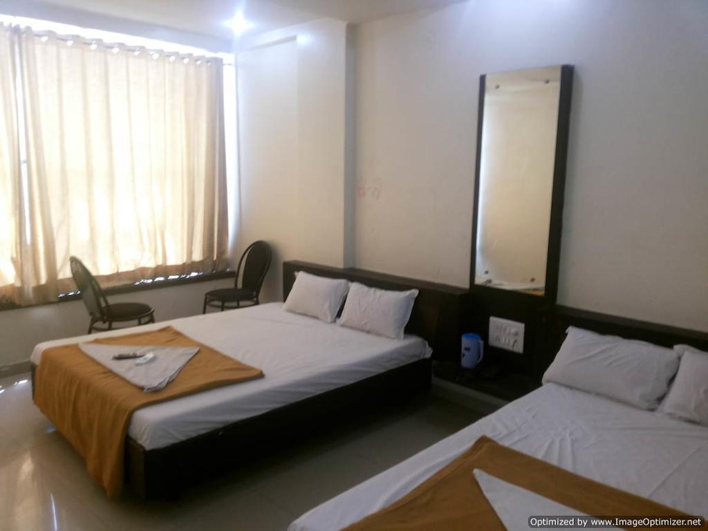 Hotel Sai Galaxy Inn Shirdi Værelse billede
